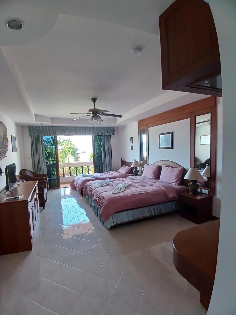 Aksarai Hotel Patong Esterno foto