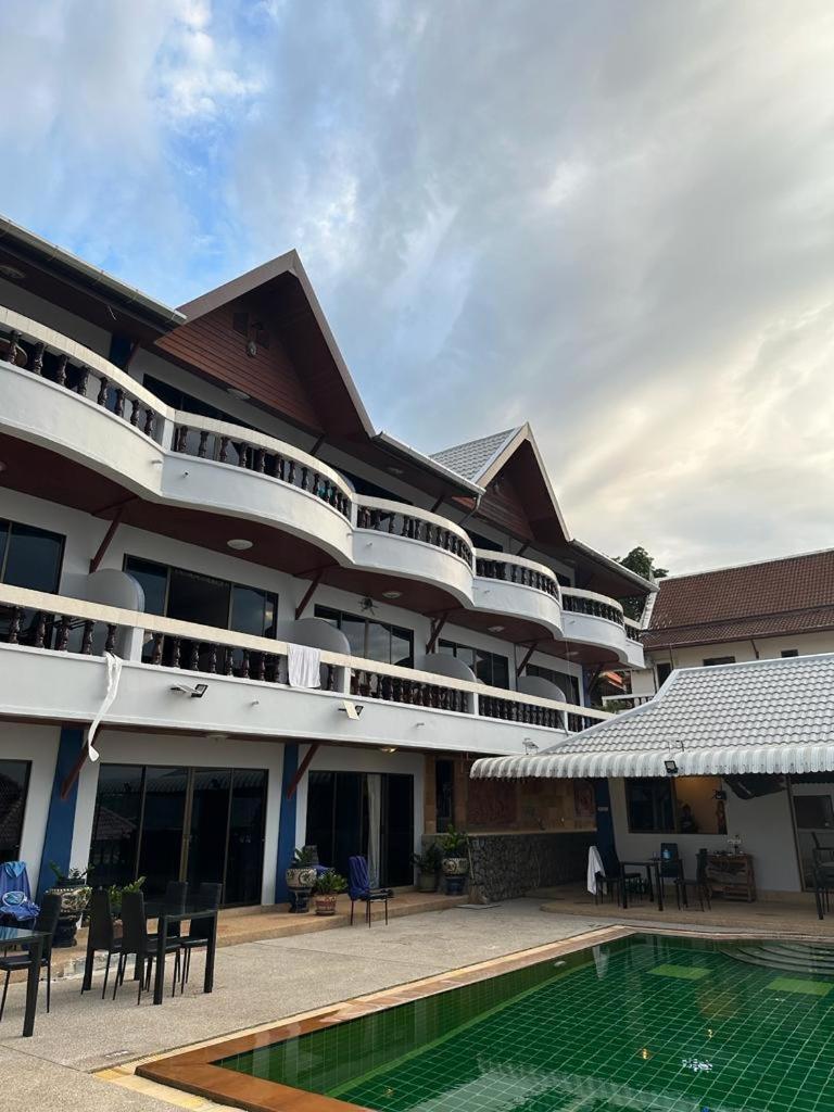 Aksarai Hotel Patong Esterno foto