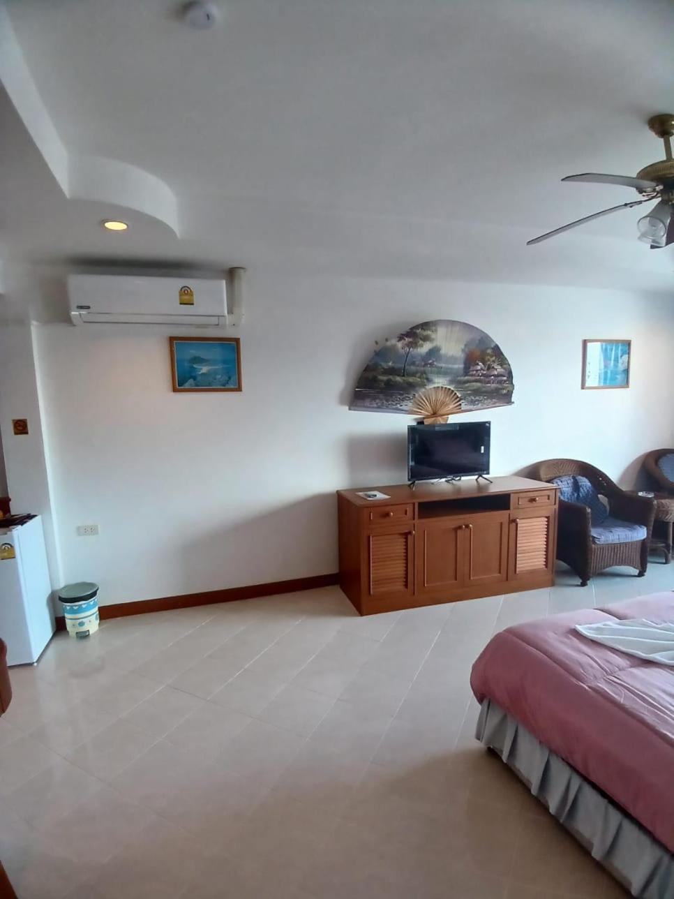 Aksarai Hotel Patong Esterno foto