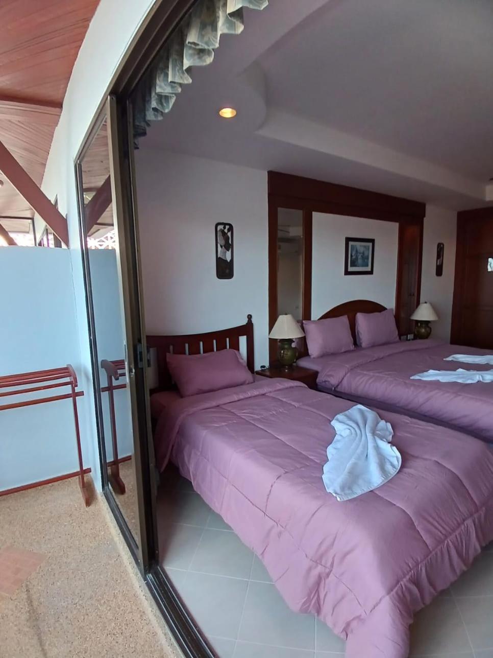 Aksarai Hotel Patong Esterno foto