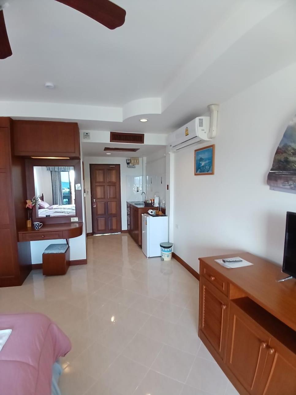 Aksarai Hotel Patong Esterno foto