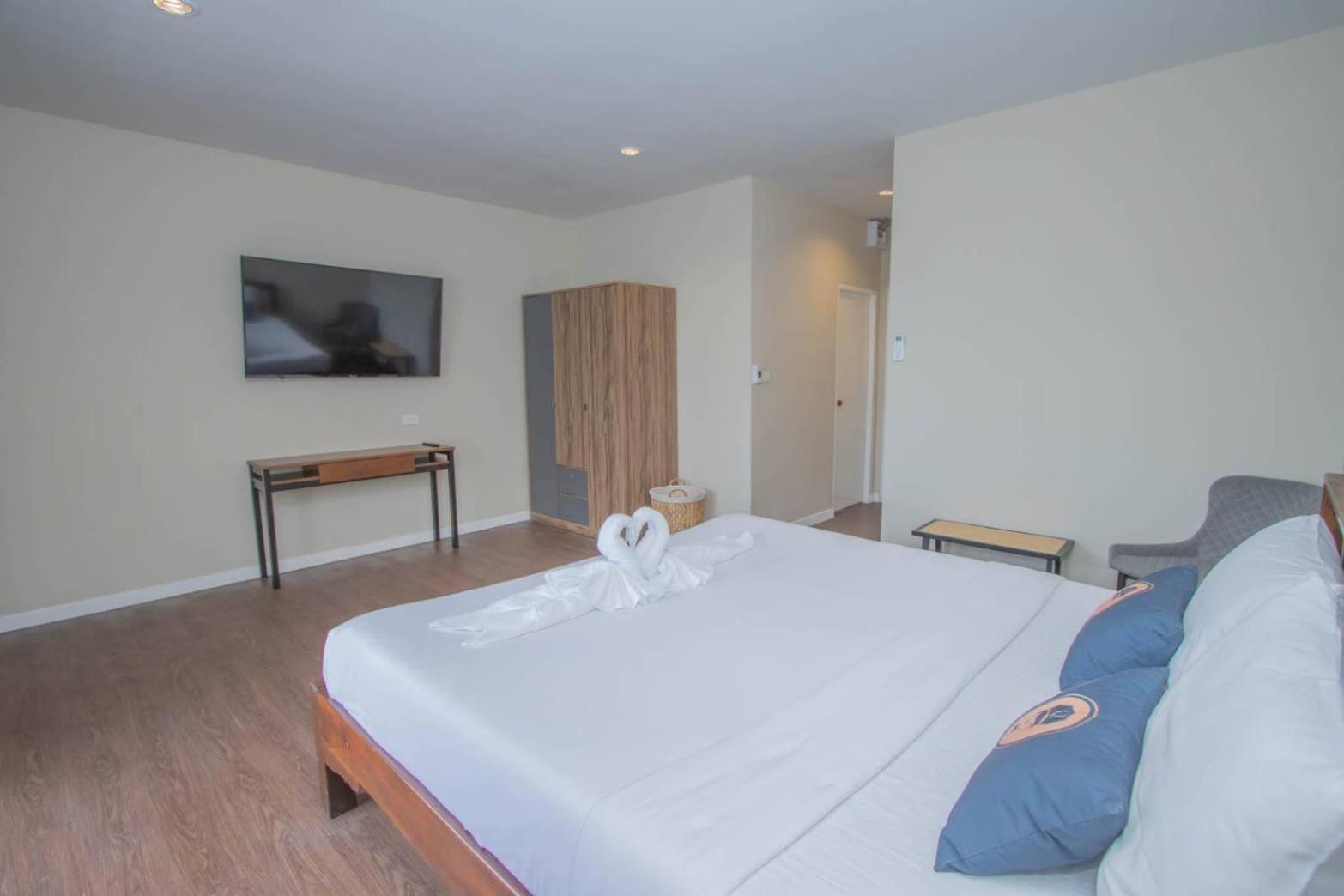 Aksarai Hotel Patong Esterno foto